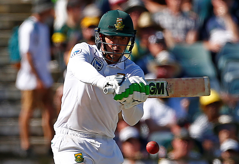 South Africa's Quinton de Kock hits a boundary from the bowling of Australia's Mitchell Starc. Photo: Reuters