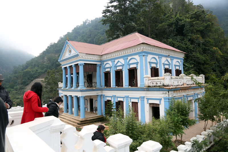 Tourists visiting Rani Mahal located on the bank of Kali Gandaki, in Palpa district, as captured on Monday, November 21, 2016. Photo: RSS