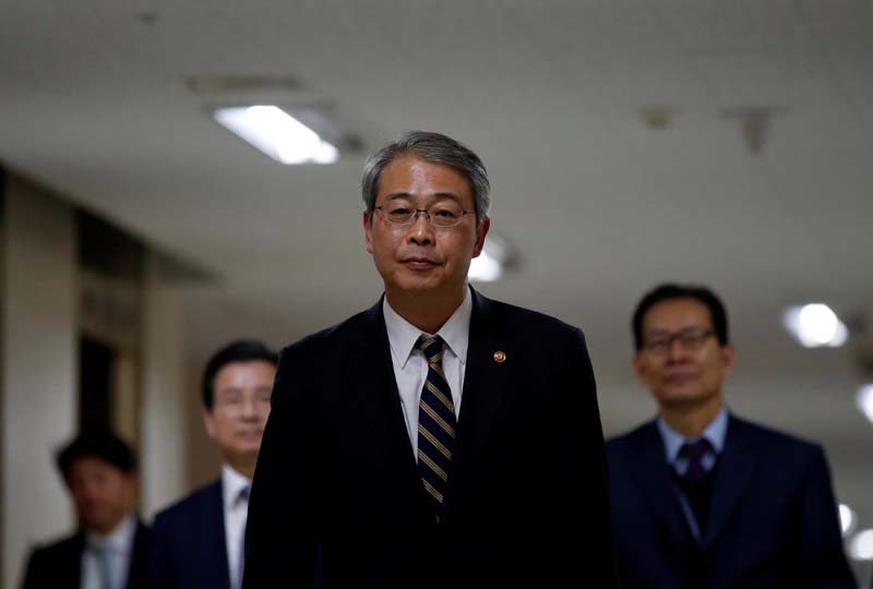 Yim Jong-yong, a nominee for South Korea's Finance Minister, arrives to attend a news conference at the government complex in Seoul, South Korea, on Wednesday, November 2, 2016. Photo: Reuters