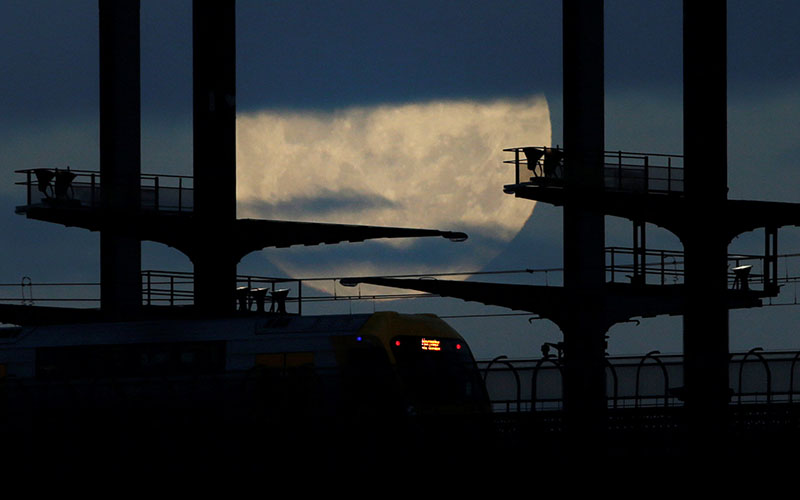 A commuter train en route to the suburb of Hornsby crosses on the Sydney Harbor Bridge under the Super Moon on Monday, November 14, 2016. Photo: REUTERS