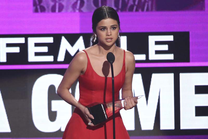 Selena Gomez accept the award for favorite female artist pop/rock at the American Music Awards at the Microsoft Theater in Los Angeles on Sunday, November 20, 2016. Photo: AP