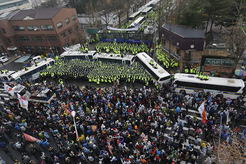 South Korean protesters stage a rally calling for South Korean President Park Geun-hye to step down as buses and hundreds of police officers are mobilized to block the road to the presidential house in Seoul, South Korea on Saturday, Novmeber 26, 2016. Photo: AP