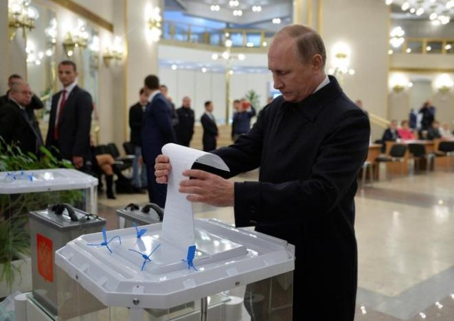 Russian President Vladimir Putin casts a ballot at a polling station during a parliamentary election in Moscow, Russia, September 18, 2016. Sputnik/Kremlin/Alexei Druzhinin via REUTERS
