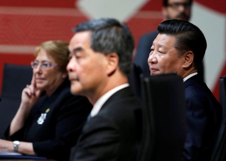 Chile's President Michelle Bachelet (L), China's President Xi Jinping (R) and Hong Kong Chief Executive Leung Chun-ying sit together during the APEC (Asia-Pacific Economic Cooperation) Summit in Lima, Peru, November 20, 2016.  REUTERS/Guadalupe Pardo