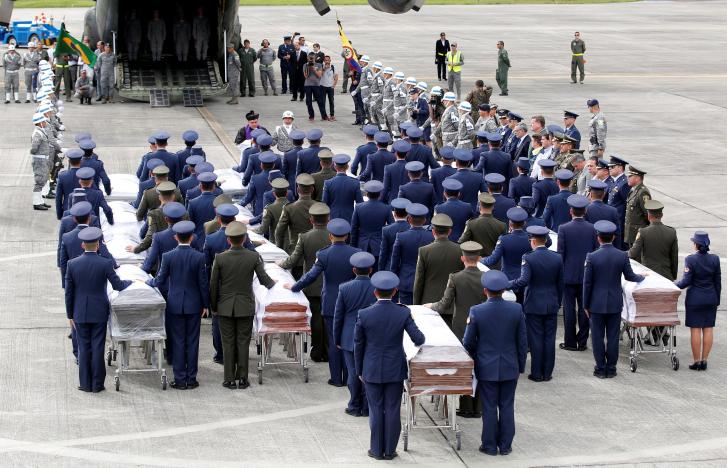 Military personnel unload a coffin with the remains of Brazilian victims who died in an accident of the plane that crashed into the Colombian jungle with Brazilian soccer team Chapecoense, at the airport from where the bodies will be flown home to Brazil, in Medellin, Colombia December 2, 2016. REUTERS/Jaime Saldarriaga