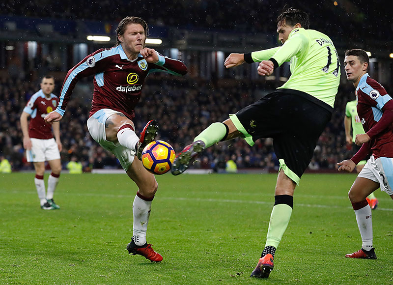 Burnley's Jeff Hendrick (left) and AFC Bournemouth's Charlie Daniels battle for the ball during the English Premier League soccer match at Turf Moor, Burnley, England, Saturday Dec. 10, 2016. Photo: Martin Rickett/PA via AP