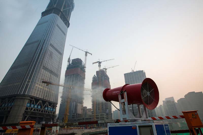 A machine is used to reduce pollution at a construction side during a polluted day in Beijing, China, on December 18, 2016. Photo: Reuters