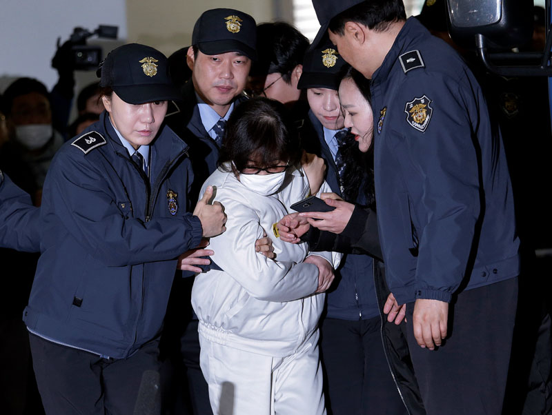 Choi Soon-sil, the jailed confidante of disgraced South Korean President Park Geun-hye, center, arrives for questioning into her suspected role in political scandal at the office of the independent counsel in Seoul, South Korea, on December 24, 2016. Photo: Reuters