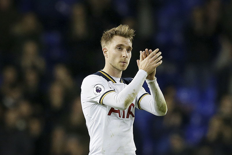Tottenham's Christian Eriksen applauds the fans after the English Premier League soccer match between Tottenham Hotspur and Hull City at White Hart Lane in London, on Wednesday, December 14, 2016. Photo: AP