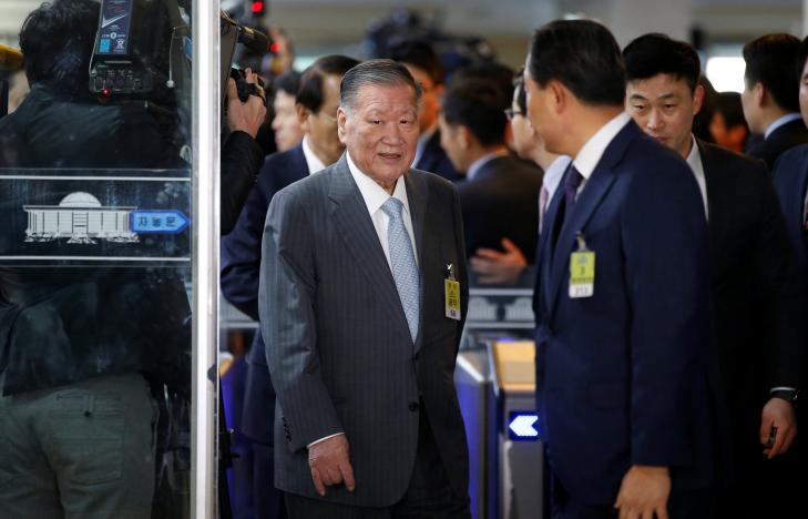 Hyundai Motor Group Chairman Chung Mong-koo arrives to attend a hearing at the National Assembly in Seoul, South Korea, December 6, 2016.  REUTERS/Kim Hong-Ji