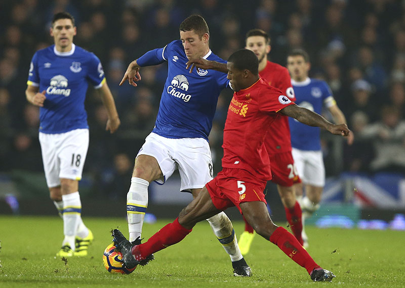 Everton's Ross Barkley (left) challenges for the ball with Liverpool's Georginio Wijnaldum during the English Premier League soccer match between Everton and Liverpool at Goodison Park stadium in Liverpool, England, on Monday, December 19, 2016. Photo: AP