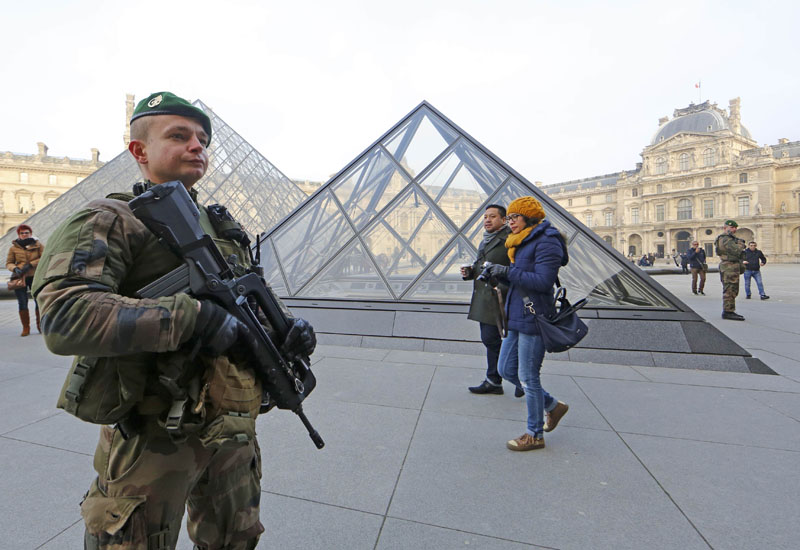 Armed French soldiers patrol at the Louvre Museum as emergency security measures continue ahead of New Year's eve celebrations in and around the French capital, in Paris, France, on December 30, 2016. Photo: Reuters