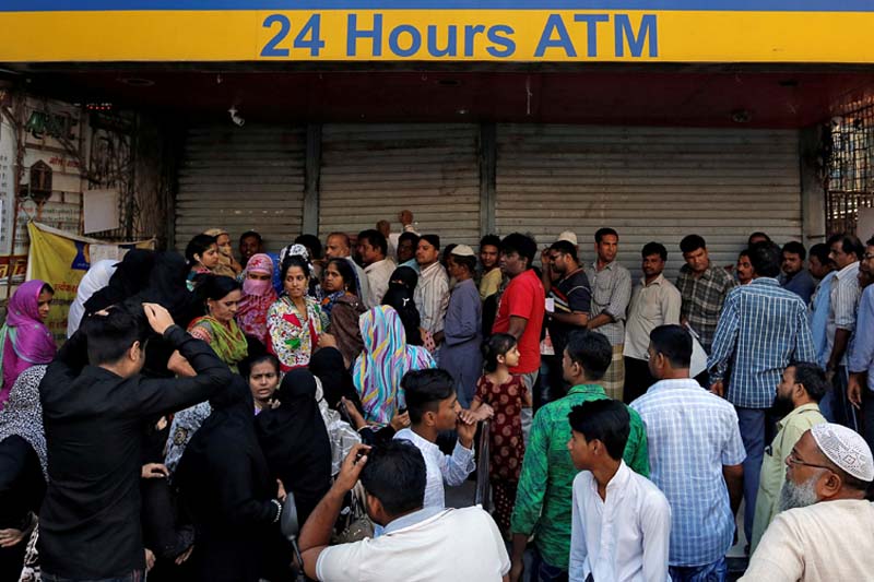 People queue outside a bank to withdraw cash and deposit their old high denomination banknotes in Mumbai, India, on December 2, 2016. Photo: Reuters