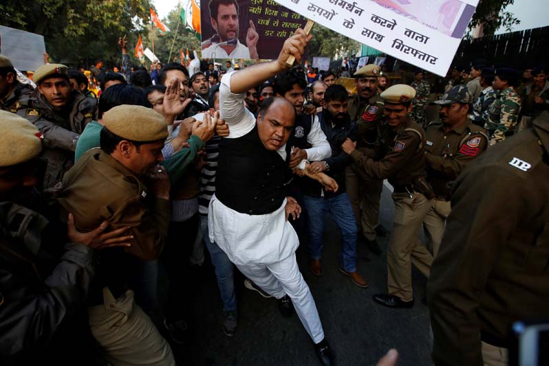 Police detain activists of the youth wing of India's main opposition Congress party during a protest against the government's decision to withdraw 500 and 1000 Indian rupee banknotes from circulation, in New Delhi, India, on December 16, 2016. Photo: Reuters