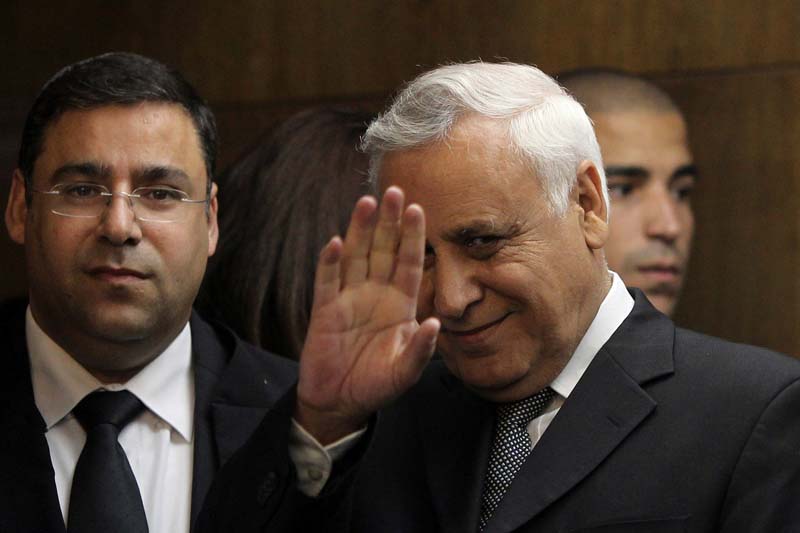 File - Israel's former President, Moshe Katsav (C) gestures as he enters the Tel Aviv District Court to hear the verdict on rape and other charges of sexual misconduct against him, on December 30, 2010. Photo: Reuters