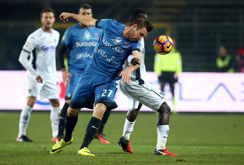 Atalanta's Jasmin Kurtic (left) and Empoli's Assane Diousse vie for the ball during a Serie A soccer match in Bergamo, Italy, on Tuesday, December 20, 2016. Photo: Paolo Magni/ANSA via AP