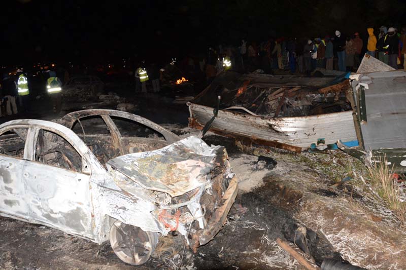 People look at the wreckage of cars burnt after a fireball from a tanker engulfed several vehicles and killed several people, near the Rift Valley town of Naivasha, west of Kenya's capital Nairobi, on Sunday, December 11, 2016. Photo: Reuters