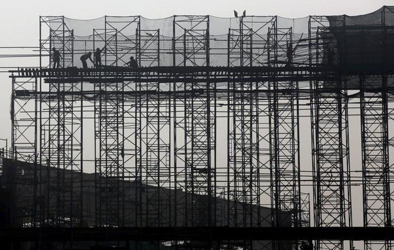 Labourers work at the construction site of a commercial complex on the outskirts of Kolkata, January 29, 2016. Photo: Reuters