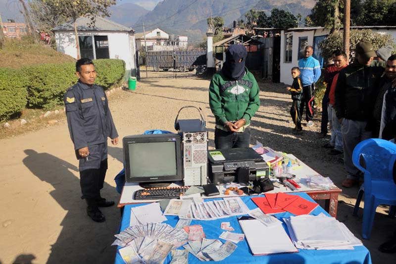 Lamjung Police make Raj Kumar Shrestha public, along with fake Nepali cash and computer they seized, in Lamjung, on Saturday, December 18, 2016. Photo: Ramji Rana/THT