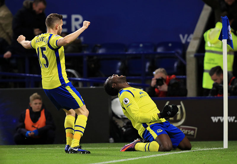 Everton's Romelu Lukaku (right) celebrates scoring his side's second goal during the English Premier League soccer match between Leicester City and Everton at the King Power Stadium, Leicester, England, on Monday, December 26, 2016. Photo: Mike Egerton/PA via AP