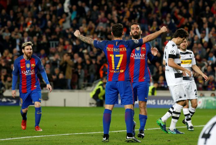 Football Soccer - FC Barcelona v Borussia Moenchengladbach - UEFA Champions League Group Stage - Group C - Camp Nou stadium, Barcelona, Spain - 6/12/2016 - Barcelona's Paco Alcacer, Arda Turan and Lionel Messi celebrate a goal against Borussia Moenchengladbach. REUTERS/ Albert Gea