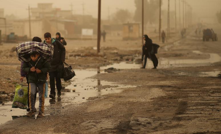 Iraqi people flee the Islamic State stronghold of Mosul in al-Samah neighborhood, Iraq, on December 2, 2016. Photo: Reuters