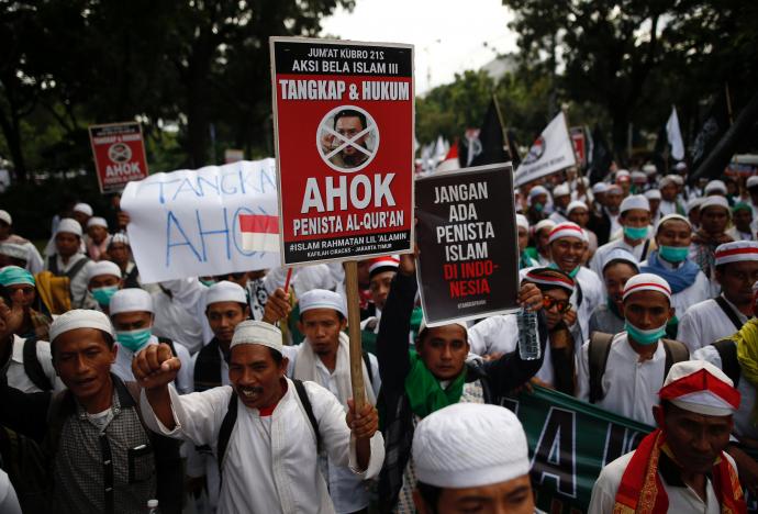 Indonesian Muslims attend a rally calling for the arrest of Jakarta's Governor Basuki Tjahaja Purnama, popularly known as Ahok, who is accused of insulting the Koran, in Jakarta, Indonesia December 2, 2016.  REUTERS/Darren Whiteside