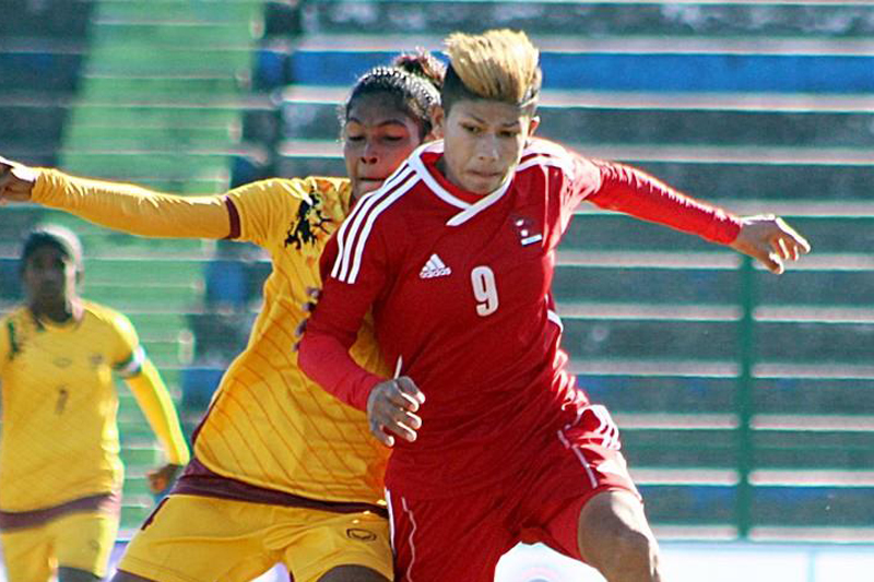Nepal's Sabitra Bhandari (red) vies for the ball vies for the ball as Nepal play against Sri Lanka during the SAFF Womens Championship, in Siliguri of India, on Friday, December 30, 2016. Photo: ANFA