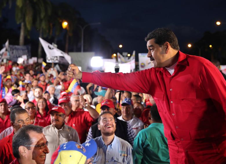 Venezuela's President Nicolas Maduro (R) greets supporters as he arrives to a pro-government rally at Campo Carabobo in Valencia, Venezuela December 6, 2016. Miraflores Palace/Handout via REUTERS