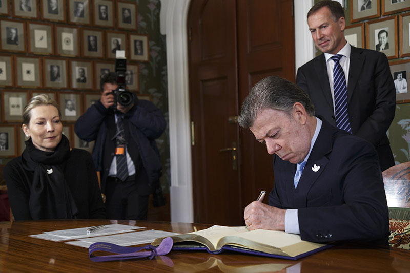 Nobel Peace prize laureate Colombian President Juan Manuel Santos signs a protocol book  in the Norwegian Nobel Institute in Oslo, Norway on Friday December 9, 2016. Photo: AP