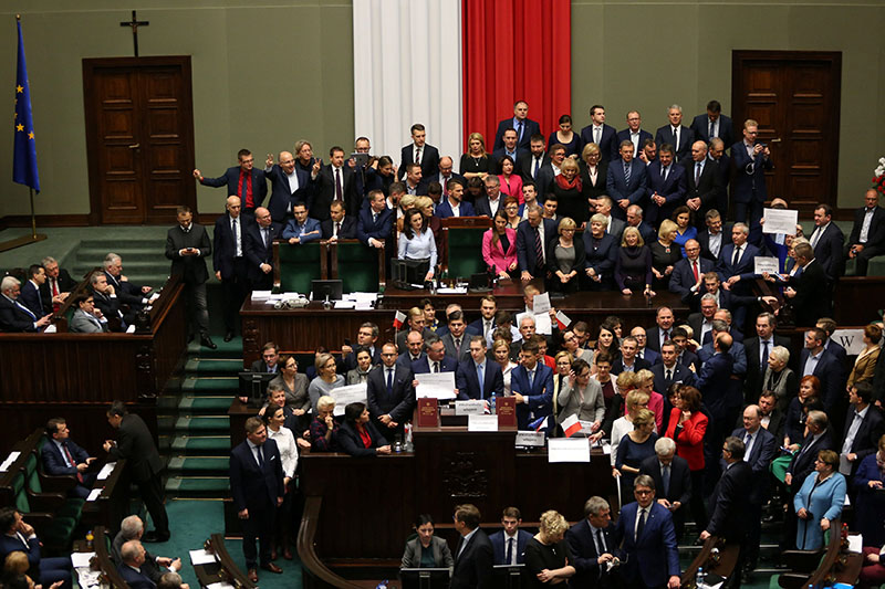 Polish opposition parliamentarians protest against the rules proposed by the head office of the Sejm, the lower house of parliament, that would ban all recording of parliamentary sessions except by five selected television stations and limits the number of journalists allowed in the building, in the Parliament in Warsaw, Poland, on December 16, 2016. Photo: Slawomir Kaminski via Reuters