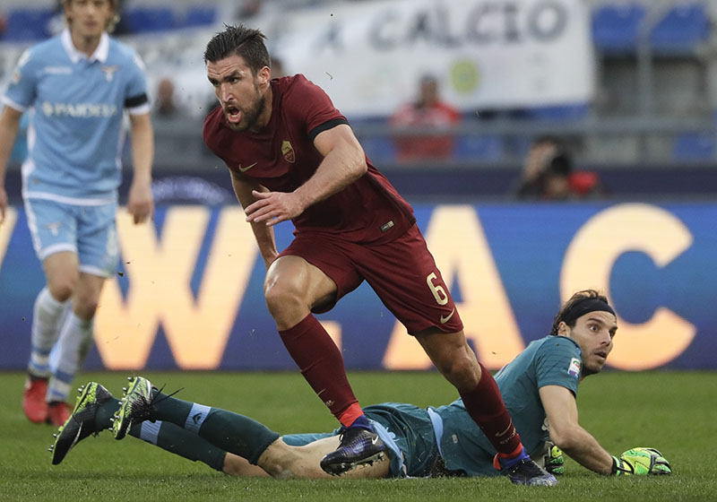 Roma's Kevin Strootman celebrates past Lazio goalkeeper Federico Marchetti after scoring during a Serie A soccer match between Lazio and Roma, at the Rome Olympic stadium, on Sunday, December 4, 2016. Photo: AP