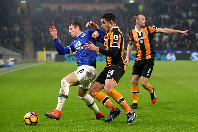 Everton's Ross Barkley (left) and Hull City's Jake Livermore in action during the English Premier League soccer match at the KCOM Stadium in Hull, England, Friday Dec. 30, 2016. Photo: Danny Lawson / PA via AP