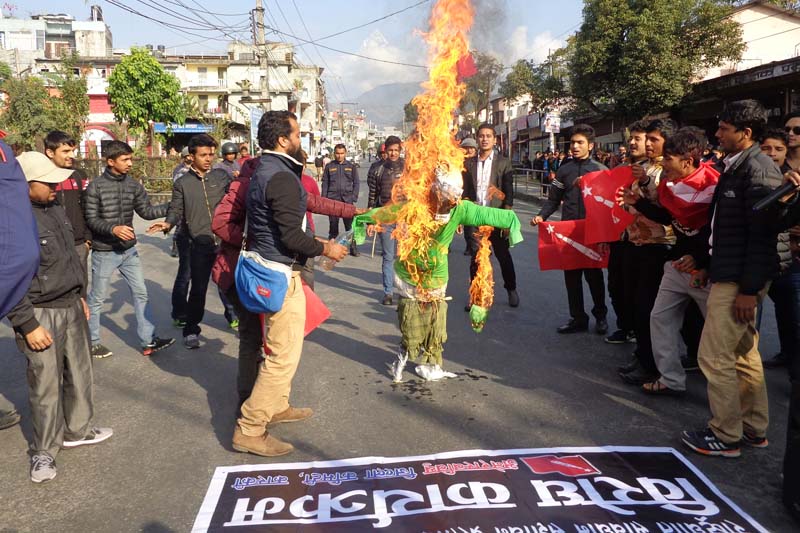 CPN-UML-aligned students burn an effigy protesting the Constitution amendment proposal, in Pokhara of Kaski, on Thursday, December 1, 2016. Photo: Bharat Koirala 