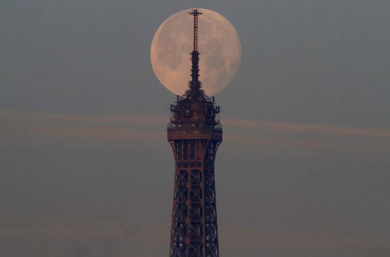 A super-moon sets over the Eiffel Tower in Paris, France, on Thursday, December 15, 2016. Photo: Reuters