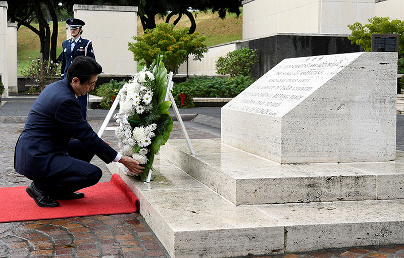 Japan's Prime Minister Shinzo Abe presents a wreath at the National Memorial Cemetery of the Pacific at Punchbowl in Honolulu, Hawaii, US  on December 26, 2016. Photo: Reuters