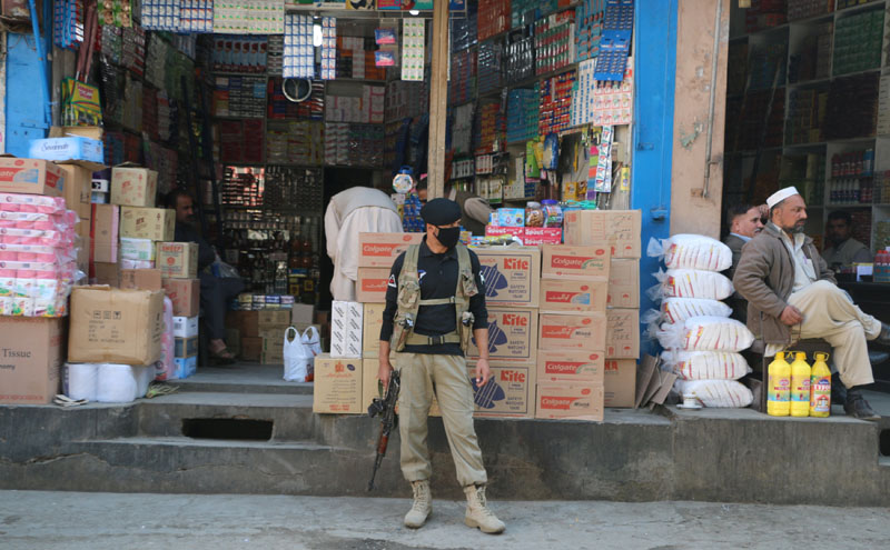 A policeman stands guard at a market in Mingora, in Swat Valley, Pakistan December 4, 2016. Picture taken on December 4, 2016. Photo: Reuters