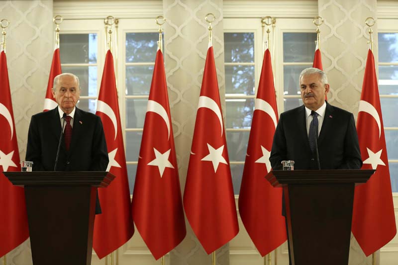 Turkish Prime Minister Binali Yildirim and opposition Nationalist Movement Party (MHP) leader Devlet Bahceli hold a news conference after their meeting in Ankara, Turkey, on December 1, 2016. Photo: Reuters