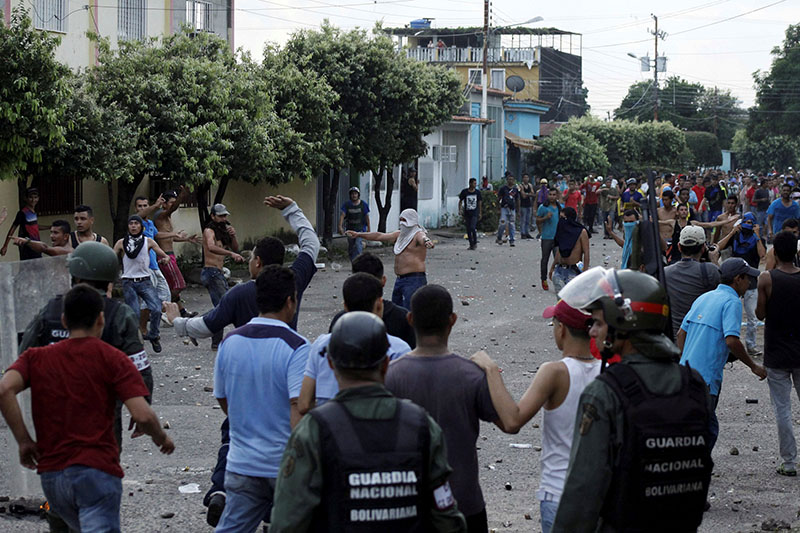 Venezuelan National Guards clash with demonstrators in La Fria, Venezuela, on December 17, 2016. Photo: Reuters