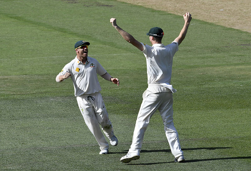 Australia's David Warner (left) and Jackson Bird (right) celebrate after defeating Pakistan by more than an innings on the fifth day of their second cricket test in Melbourne, Australia, on Friday, December 30, 2016. Photo: AP