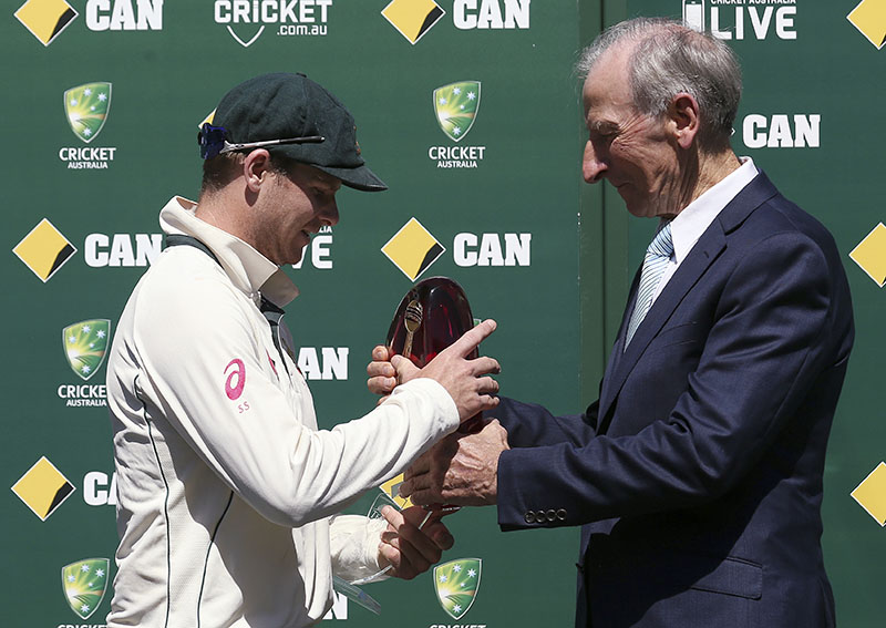 Australia's Steve Smith (left) accepts their trophy from former Australian player Bill Lawry after defeating Pakistan in their cricket test match in Sydney, Australia, on Saturday, January 7, 2017. Australia win match and the series 3-0. Photo: AP