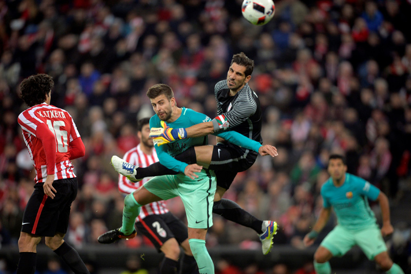 Barcelona's Gerard Pique in action with Athletic Bilbao's Gorka Iraizoz. Photo: Reuters