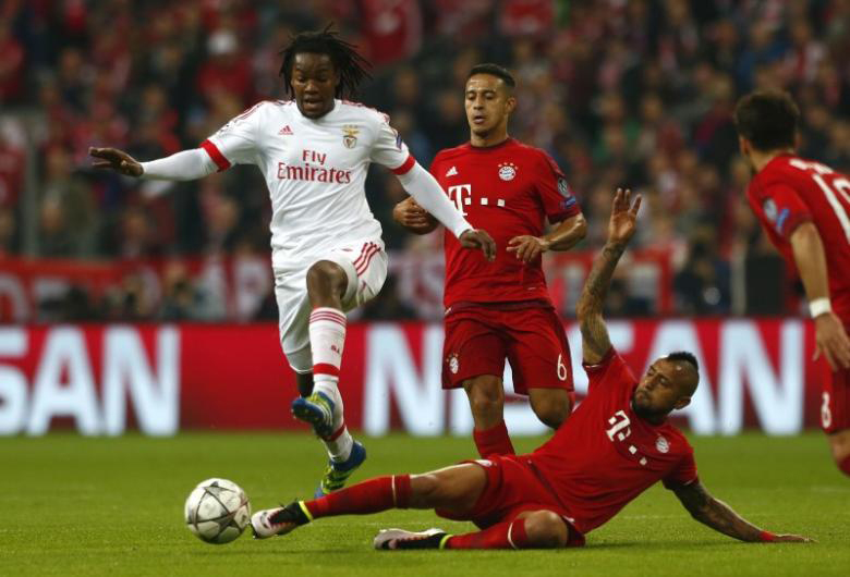 Bayern Munich's Arturo Vidal (3rd L) and Thiago Alcantara (2nd L) in action with Benfica's Renato Sanches (L). Photo: Reuters