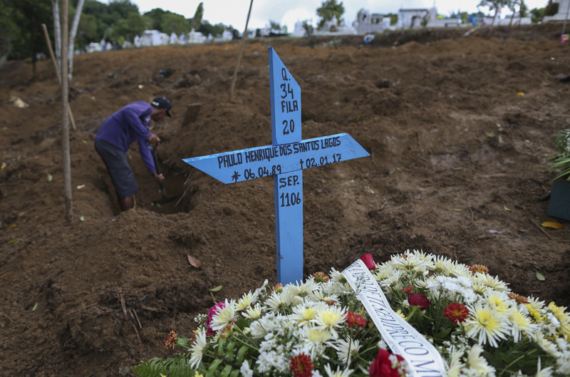 A man prepares a grave for an inmate killed in a prison riot, at the Parque Taruma cemetery, in Manaus, Brazil, Wednesday, Jan. 4, 2017. Photo: AP