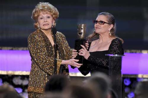 FILE-Carrie Fisher (right) presents her mother Debbie Reynolds with the Screen Actors Guild life achievement award at the 21st annual Screen Actors Guild Awards at the Shrine Auditorium in Los Angeles on January 25, 2015. Photo: AP
