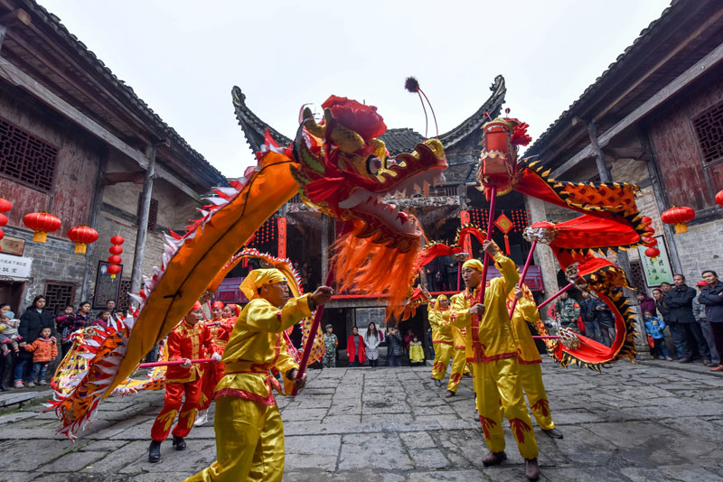 Locals perform a dragon dance during a celebration event ahead of China's Spring Festival, in Chenzhou, Hunan province, China, on January 21, 2017. Photo: Reuters