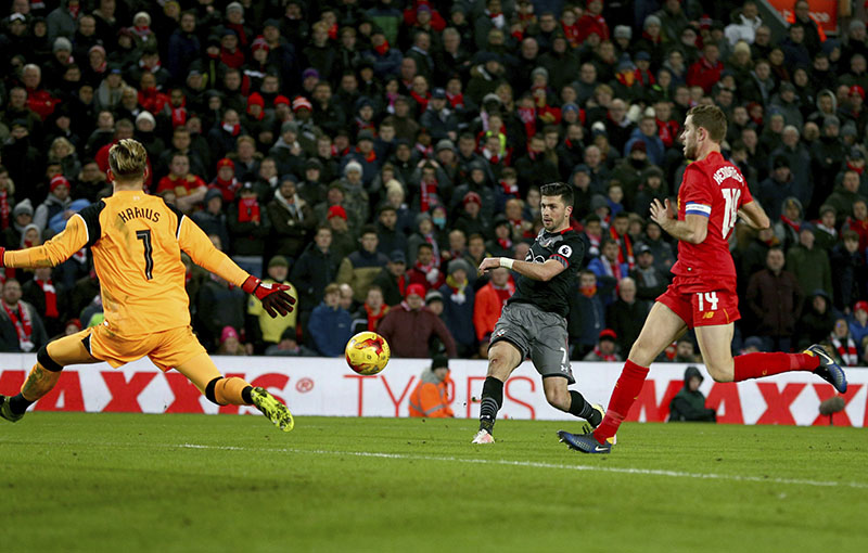 Southampton's Shane Long (centre), scores during the English League Cup semifinal 2nd leg soccer match between Liverpool and Southampton at Anfield stadium in Liverpool, England, on Wednesday, January 25, 2017. Photo: AP