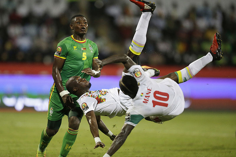 Senegal's, Moussa Sow (centre) Sadio Mane, right, and teammate in action by Zimbabwe's Elisha Muroiwa, left, during the African Cup of Nations Group B soccer match between Senegal and Zimbabwe at Stade de Franceville Stadium in Franceville, Gabon, on Thursday, January 19, 2017. Photo: AP