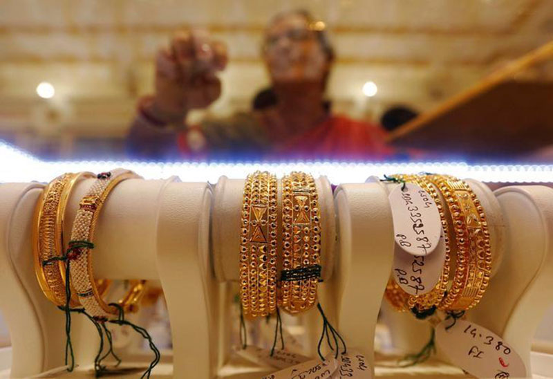 Gold bangles are on display as a woman makes choices at a jewellery showroom during Dhanteras, a Hindu festival associated with Lakshmi, the goddess of wealth, in Kolkata, on October 28, 2016. Photo: Reuters