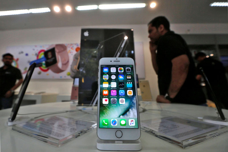 An iPhone is seen on display at a kiosk at an Apple reseller store in Mumbai, India, on January 12, 2017. Photo: Reuters